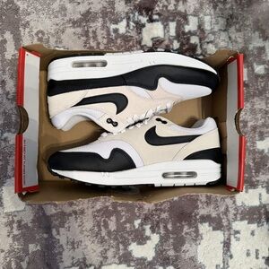Nike Air Max 1 Black and White size 8.5
